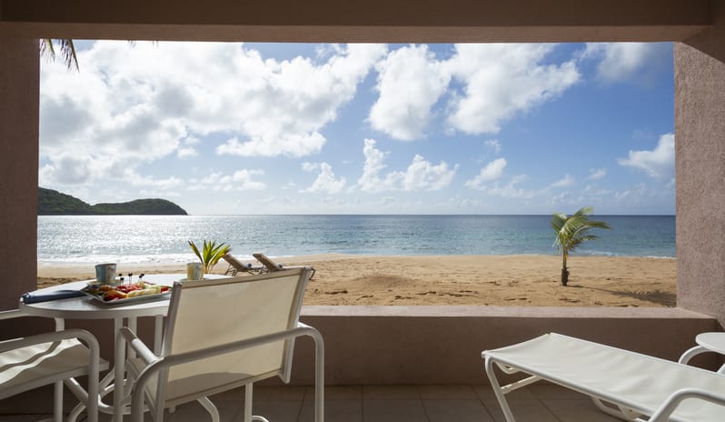 4 - Deluxe Beachfront room (Lower Level) - Terrace